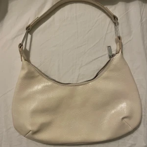 Beige Axelväska - Supersöt beige axelväska från Mango🤍 Jättemycket utrymme inuti🤍