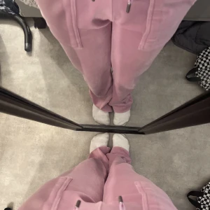 Juicy couture - Byxor från juicy couture Jättefina förutom lite repiga på baksidan (bild 3) syns ej när man har på sig därav priset, kan skicka fler bilder 🫶🏻 500kr+frakt