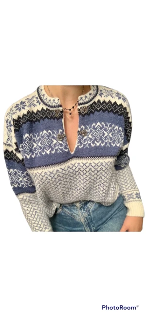 Knitted sweater - Second hand sweater with amazing buttons