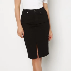 Kjol - Svart midikjol.  Använd endast en gång. Bra skick