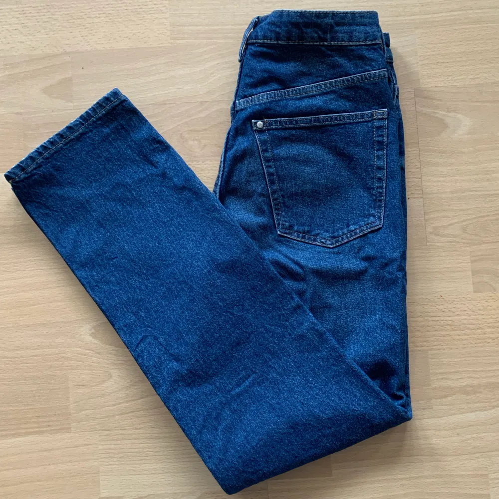 Mörkblå jeans från h&m Modellen: Vintage straight, high waist Storlek 28 Endast använda en eller två gånger. Jeans & Byxor.