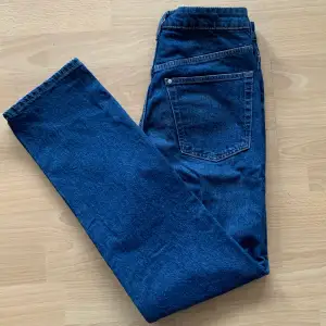 Mörkblå jeans från h&m Modellen: Vintage straight, high waist Storlek 28 Endast använda en eller två gånger