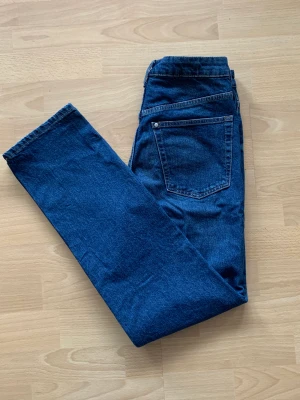 Jeans H&M - Mörkblå jeans från h&m Modellen: Vintage straight, high waist Storlek 28 Endast använda en eller två gånger