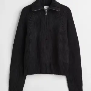 Stickad half zip tröja som inte kommer till användning lämgre, köpt i vintras och är i jättebra skick, skriv privat för egna bilder