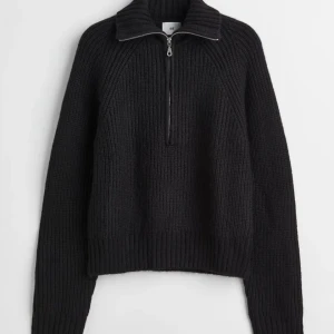 Half zip - Stickad half zip tröja som inte kommer till användning lämgre, köpt i vintras och är i jättebra skick, skriv privat för egna bilder