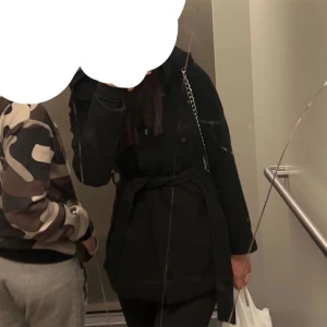 Kappa - Snygg svart kappa med luva, perfekt till våren🫶🏽 (lånade bilder), skriv för fler bilder på kappan!