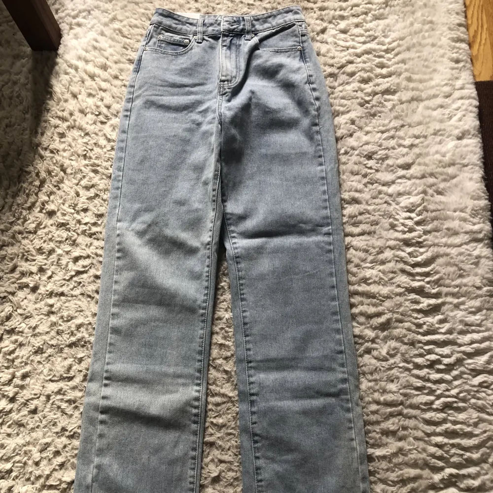 Nya Ljusblåa raka jeans ifrån Asos. Strl 34. Modell lite längre jeans.  DM för mer bilder/info . Jeans & Byxor.