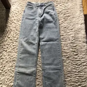 Nya Ljusblåa raka jeans ifrån Asos. Strl 34. Modell lite längre jeans.  DM för mer bilder/info 