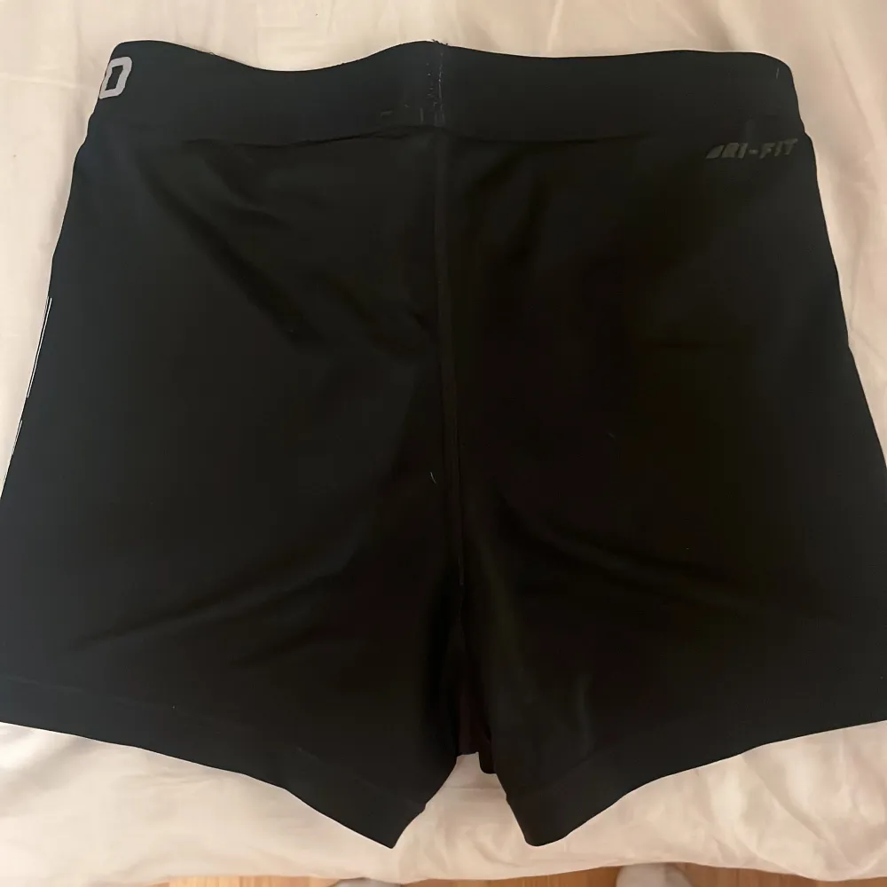 Nästan helt nya och oanvända nike pro shorts där det står nike på sidan. Nypris 549kr och jag säljer för 250kr! . Shorts.