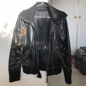 Vintage skinnjacka - Köpt second hand därav lite sliten men inga hål någonstans, däremot trasig dragkedja!!  Står ingen storlek men den sitter som på 3e bilden på mig som är 158cm