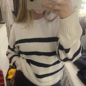 Snygg stickad tröja  - Säljer denna snygga stickade tröja från BikBok i storlek XS, men sitter oversized💕 perfekt att dra över en klänning på sommaren!! 