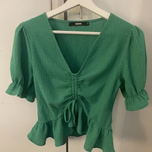 Snygg T-shirt  - Säljer denna snygga tröjan från bikbok i storlek S, passar perfekt till vardag och mer festliga tillfällen 💕