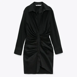 DRAPPERAD KLÄNNING - Populär klänning från Zara. Använd fåtal gånger. Sitter så snyggt på kroppen.✨