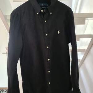 Säljer en svart Ralf lauren skjorta. Storlek M (medium) ordinarie pris 1295 mitt pris 500
