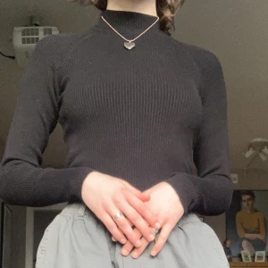 Svart polo - Svart polo som tyvär inte kommer till andvändning. Byxorna på bilden är också till salu😊