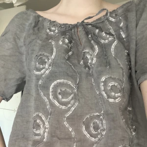 Topp - Jättefin grågrön färg. Fina detaljer. Går att ha vanligt eller off-shoulder.