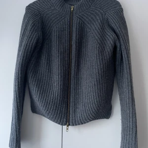 Fin tjocktröja i riktig ull och alpacka  - Säljer min fina tröja pga för liten, passar storlek XS/S. Märkesplagg från hunkydory