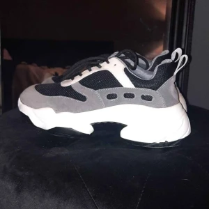 Sneakers  - Använda några få gånger. Bra skick. 