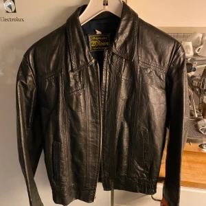 D’ROAM läderjacka  - Säljer en retrojacka i läder då den inte kommit till användning! Sitter otroligt schysst och är bekväm och skön med ett grymt fett utseende. Köpt på Pop STHLM för 650kr, lappen sitter fortfarande kvar.