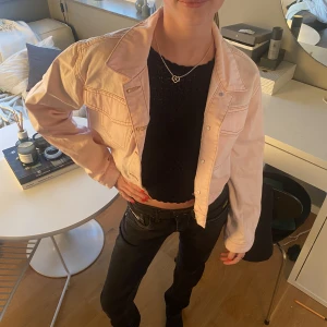 Rosa jeansjacka - Cool och tuff rosa jeansjacka!