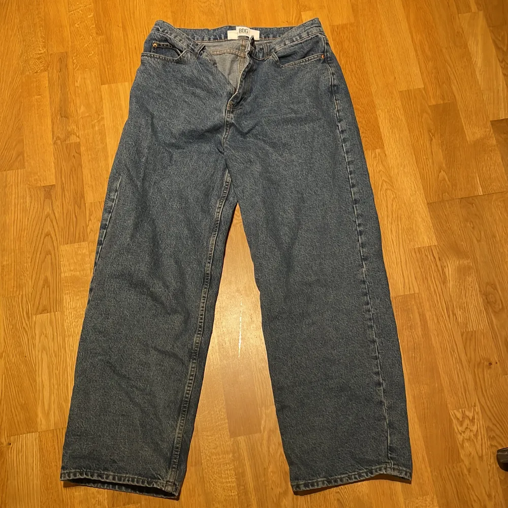 Loose/Straight jeans köpte från Urban Outfitters (deras egna märke BDG)   Byxorna är i jättebra skick  Storlek 32W/34L (dock skulle jag själv kalla längden för 32L) . Jeans & Byxor.