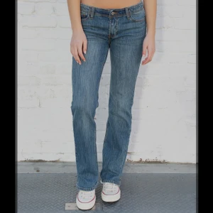 Brandy Melville Jeans  - Slut sålda brandy Melville byxor som är mörkblåa. Om ni vill ha flera bilder skriv privat!!! Använda bara ett par gånger så de är nästan nyskick 