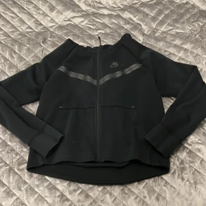 Nike tech kofta - Jätte fin kofta! Säljer pga ingen användning. Köptes i somras. Använt ca  5-7 gånger. 