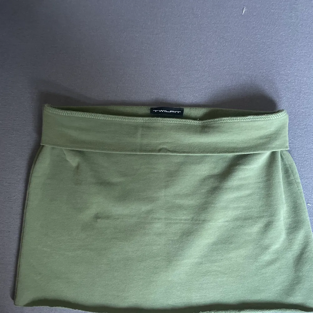 Grön minikjol som jag sytt om från en hoodie. Passar xs/s, men jag har vanligtvis S.❤️ ursprungligen från Twilfit❤️. Kjolar.