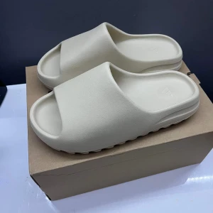 Yeezy slides  - Yeezy slides, 44,5  , finns ej kvitto kvar därav priset, kan skickas, kommer med låda tags mm, helt nya 