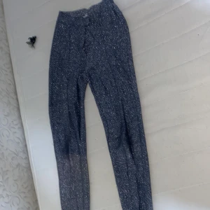 Glittriga byxor  - Glittriga byxor men super snygga fickor och köpte den för 149kr