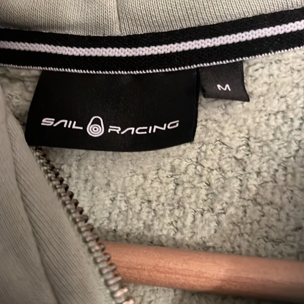 Sail Racing tröja storlek M cond 6/10 dragkedja till lilla fickan sönder. Hoodies.