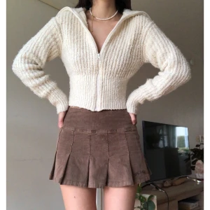 Urban Outfitters minikjol - Plisserad manchesterkjol från Urban Outfitters/BDG Jeans. Lågmidjad och väldigt kort, lite stretch i tyget. Storlek S men lite liten i storlek, passar nog XS också.