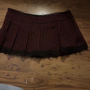 Minikjol - Helt oanvänd minikjol från shein, aldrig använd. Inbyggda shorts.  Notera att frakten i annonsen stämmer ej, TRYCK EJ PÅ KÖP NU! Kontakta mig vid intresse🫶🏻