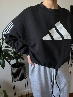 Adidas hoddie tröja storlek M - Adidas hoddie oversize tröja storlek M använd några få gånger , är i jätte fin skick. 