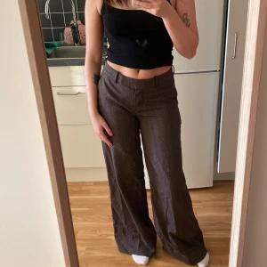 Utsvängda kostymbyxor  - Utsvängda lågmidjade kostymbyxor i storlek 36. Frakt ingår inte.