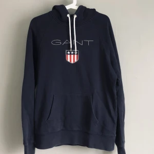 Mörkblå Gant Hoodie - En mörkblå Hoodie i storlek medium köpt för ett par år sedan. I toppskick