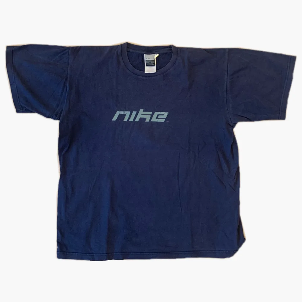 Vintage Nike tröja med tryck. Ganska stor, perfekt om man gillar oversized. Vintage kvalité, 6,5/10. Kan mötas upp vid mariatorget.. T-shirts.