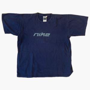 Vintage Nike tröja med tryck. Ganska stor, perfekt om man gillar oversized. Vintage kvalité, 6,5/10. Kan mötas upp vid mariatorget.