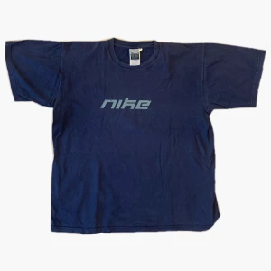 Vintage Nike logo tröja - Vintage Nike tröja med tryck. Ganska stor, perfekt om man gillar oversized. Vintage kvalité, 6,5/10. Kan mötas upp vid mariatorget.
