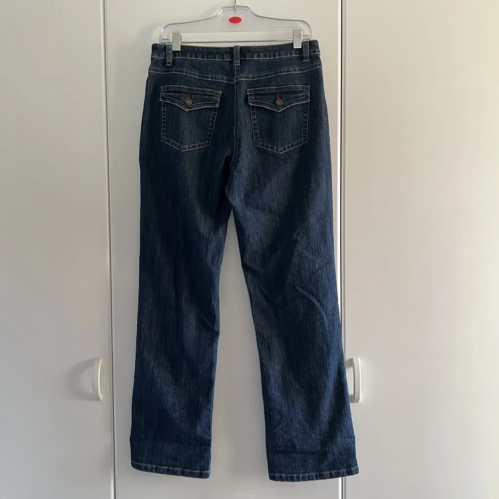 Jättefina och sköna darkwash jeans från Cappucini 😇Mörkblå med röd sömdetalj 💙Flaremodell och mid-rise . Jeans & Byxor.