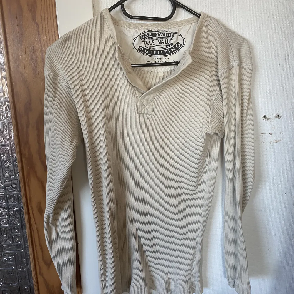 Beige vintage långärmad tröja i stretchigt material (ungefär storlek S). Tröjor & Koftor.