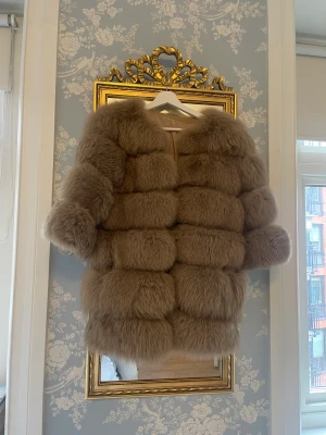 Pälsjacka  - Säljer en jacka i äkta päls eftersom den inte längre används.   Storlek: S Färg: beige/brun (som på bild)  Vänligen notera att jackan är smutsig på insidan (se bild). Detta bör däremot gå att tvätta bort.   Nypris: 9 500 kronor