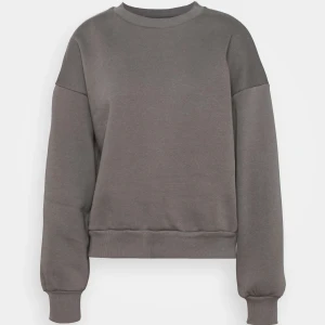 Sweatshirt  - Mörkgrå sweatshirt i mycket bra skick. Från Gina Tricot i storlek s. Lite kortare i modellen 