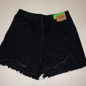Svarta jeans shorts  - Skit snygga shorts från Thailand använde några gånger i Thailand men sen aldrig mer, säljs för 50 frakt står du för 