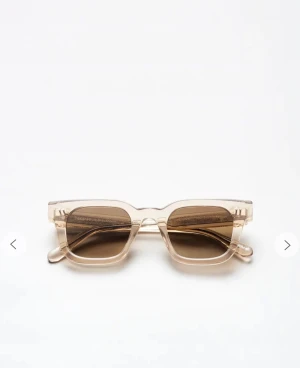 Chimi - Säljer mina chimi solglasögon i modellen 04 ecru med 9/10 skick, hade kunnat byta mot blåa