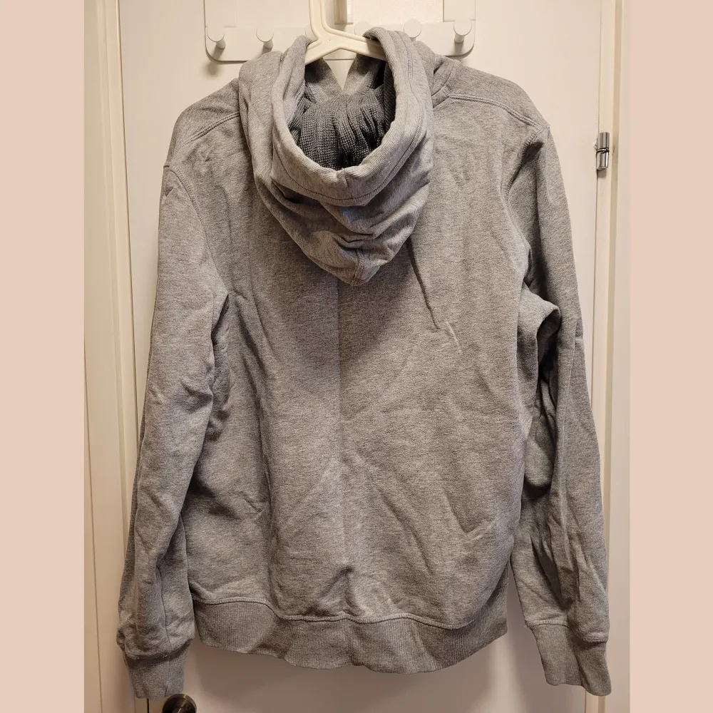 Size M very used gray sweater. Fine condition. Feel free to contact for more info & Swedish . Hoodies.