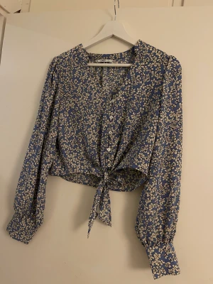 Blommig blus med knyt - Fin blus från Only. Endast provad, ingen lapp kvar. 