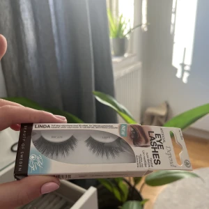 Oanvända Lösfransar  - Oanvända lösögonfransar jag aldrig fått användning för. Köp på kicks, från Depends i modell Linda. 