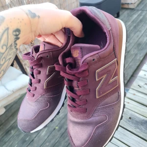 New Balance stl 37,5 - Superfina new balance i mörk vinröd i mockaimitation och metallic. Ytterst sparsamt använda