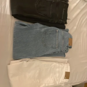 Jeans  - Har enskilda annonser på alla jeansen men säljer de också i par för 80kr billigare! Då också alla är samma storlek o modell fast i tre olika färger svart vit och blå. 
